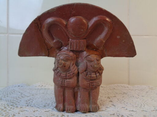 Aardewerk pot met mythologische figuren